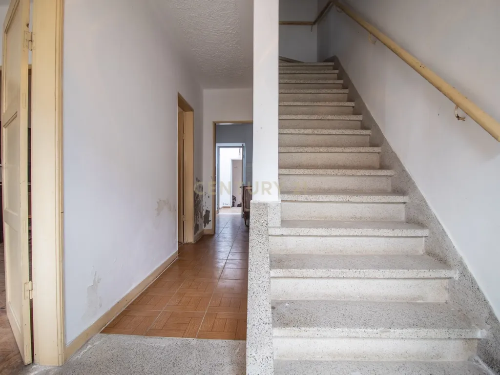 Oportunidade única em Abrunheira! Moradia T3+2 com terraço e vistas panorâmicas - Image 16
