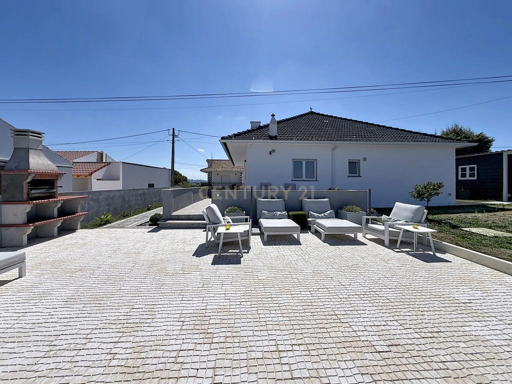 Moradia isolada com amplo terreno de 1.350 m², junto a Alcobaça - Image 3