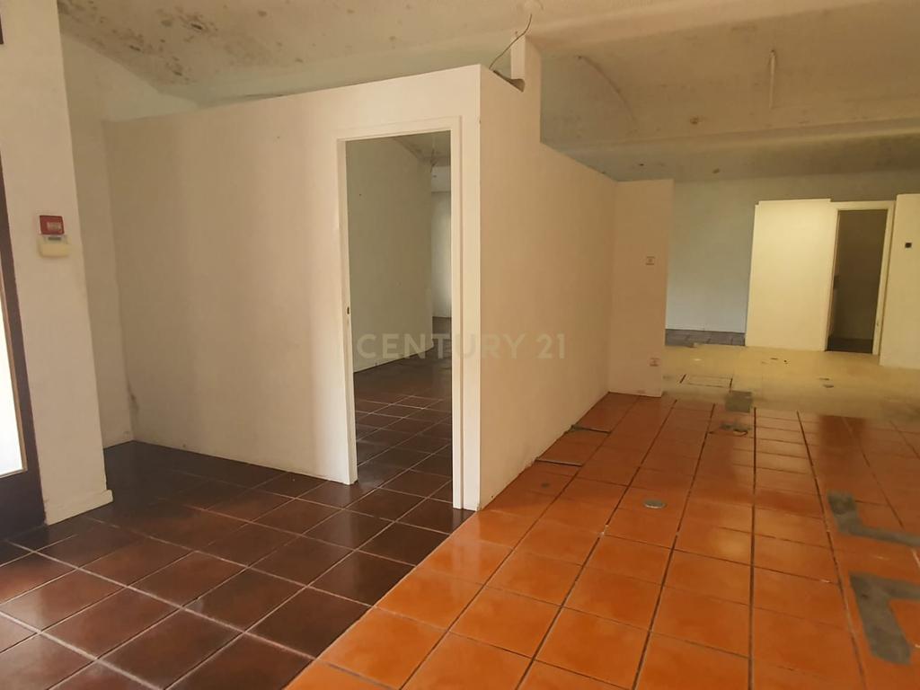 Espaço comercial de 97m2 com esplanada, em São Pedro de Sintra - Image 5