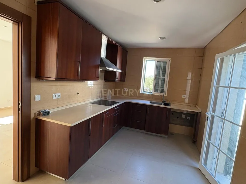 Moradia T4 com amplo lote de 1.262 m² e grande potencial - Image 11