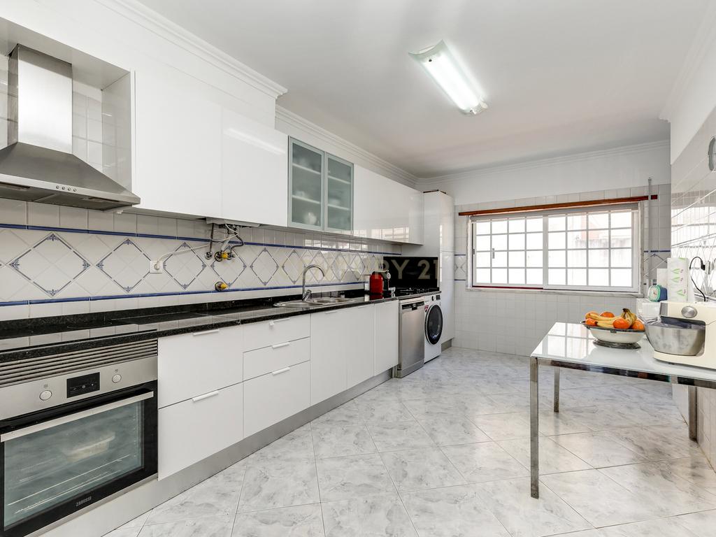 T3 na Amadora – Conforto, Espaço e Excelente Localização! - Image 13