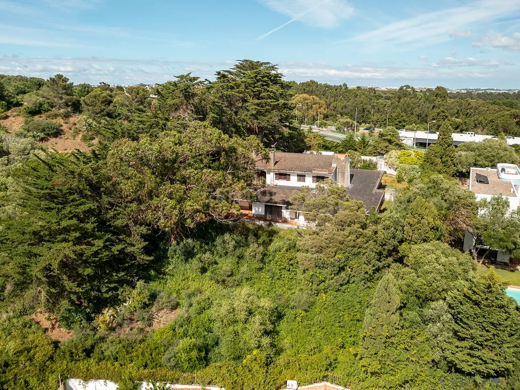 Moradia para Reabilitação Total, com 540 m² de Área Bruta de Construção, em Lote Urbano de 2.350 m² | Alcabideche, Cascais - Image 6
