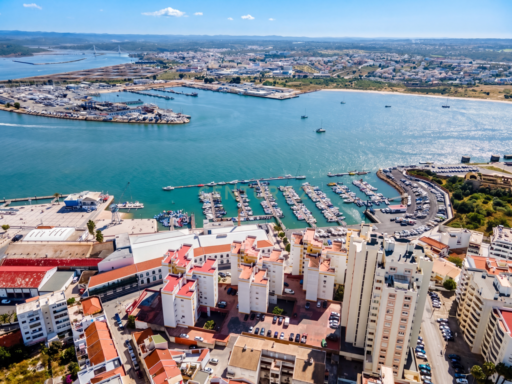Apartamento T1 com Vista Rio Deslumbrante | AL | Terraço Comum | Estacionamento no Edifício | Como Novo - Image 28