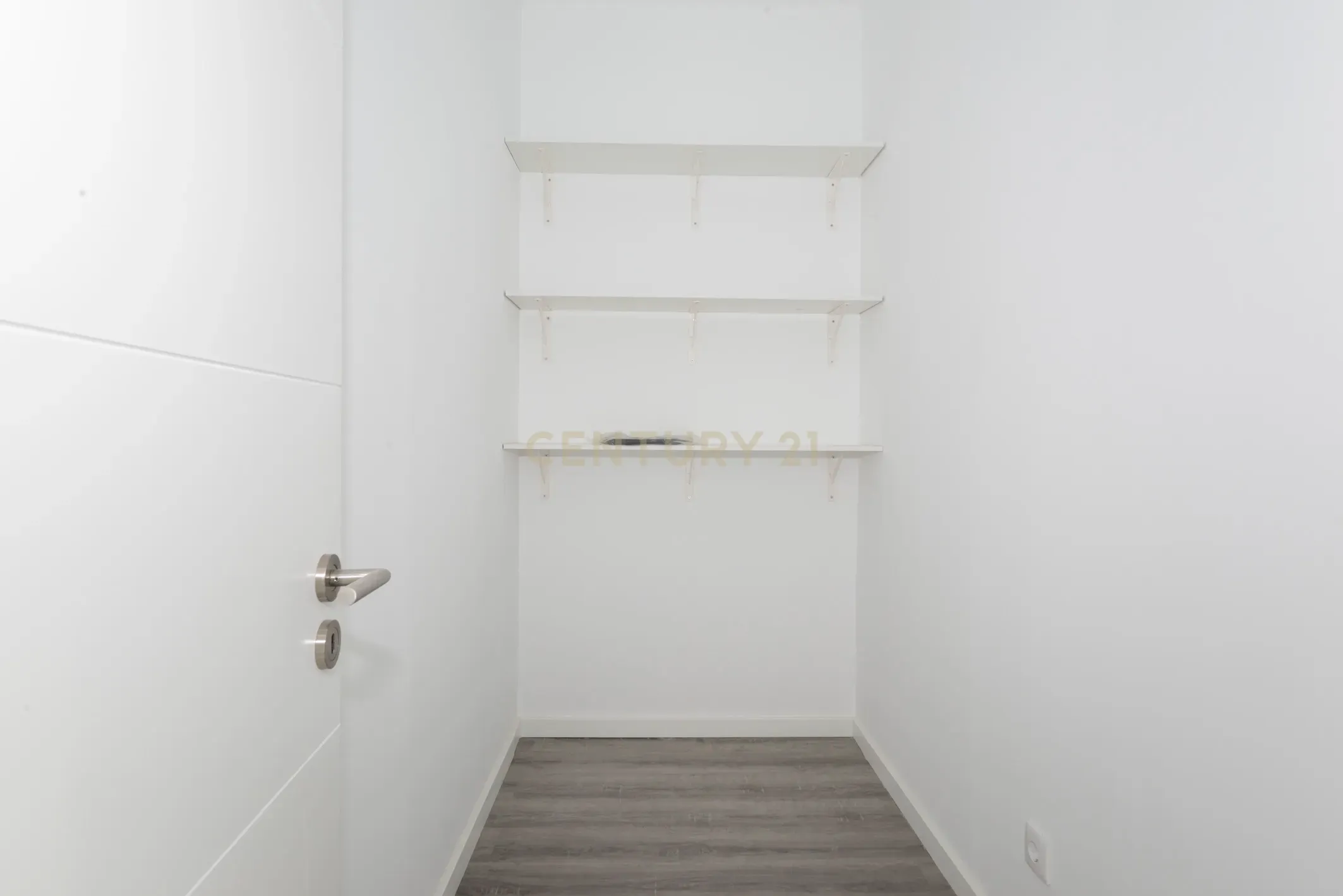 Fotografia 11 de T2 totalmente remodelado com cozinha independente no centro de almada