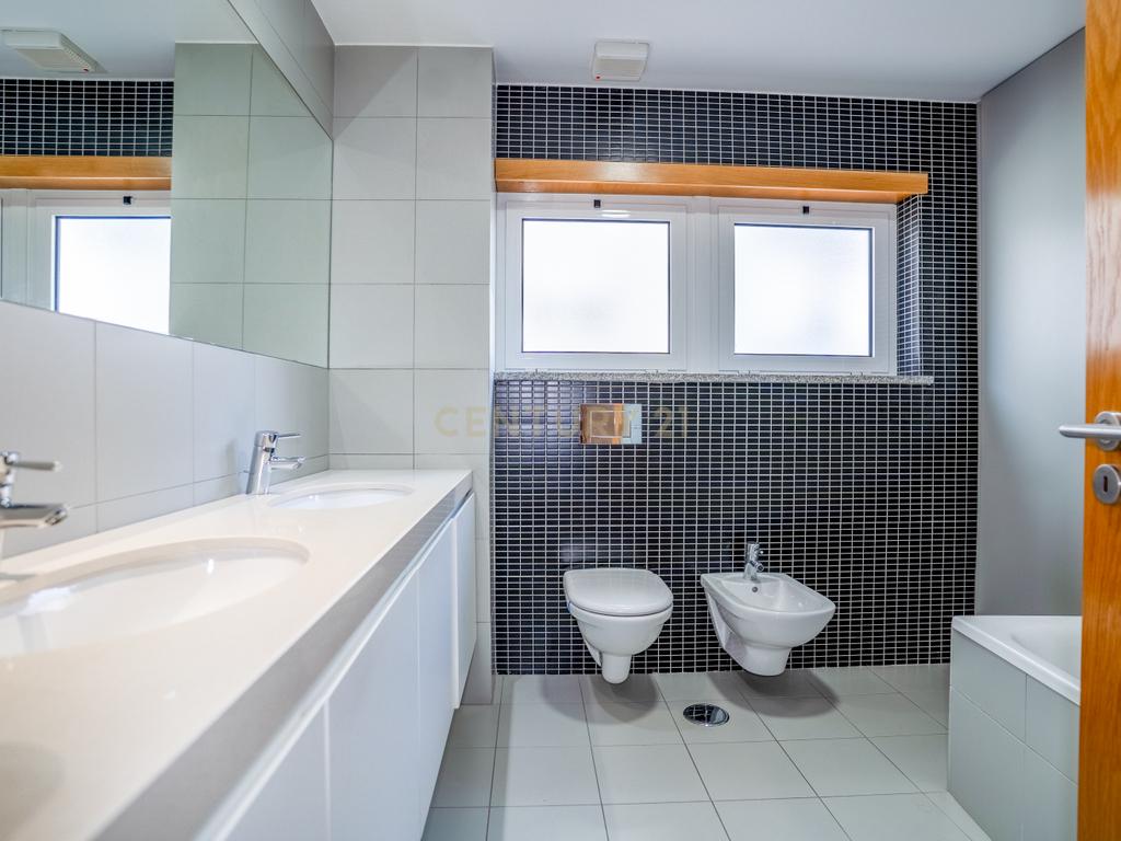 Apartamento T4 Premium com Terraço na Avenida da Independência - Image 42
