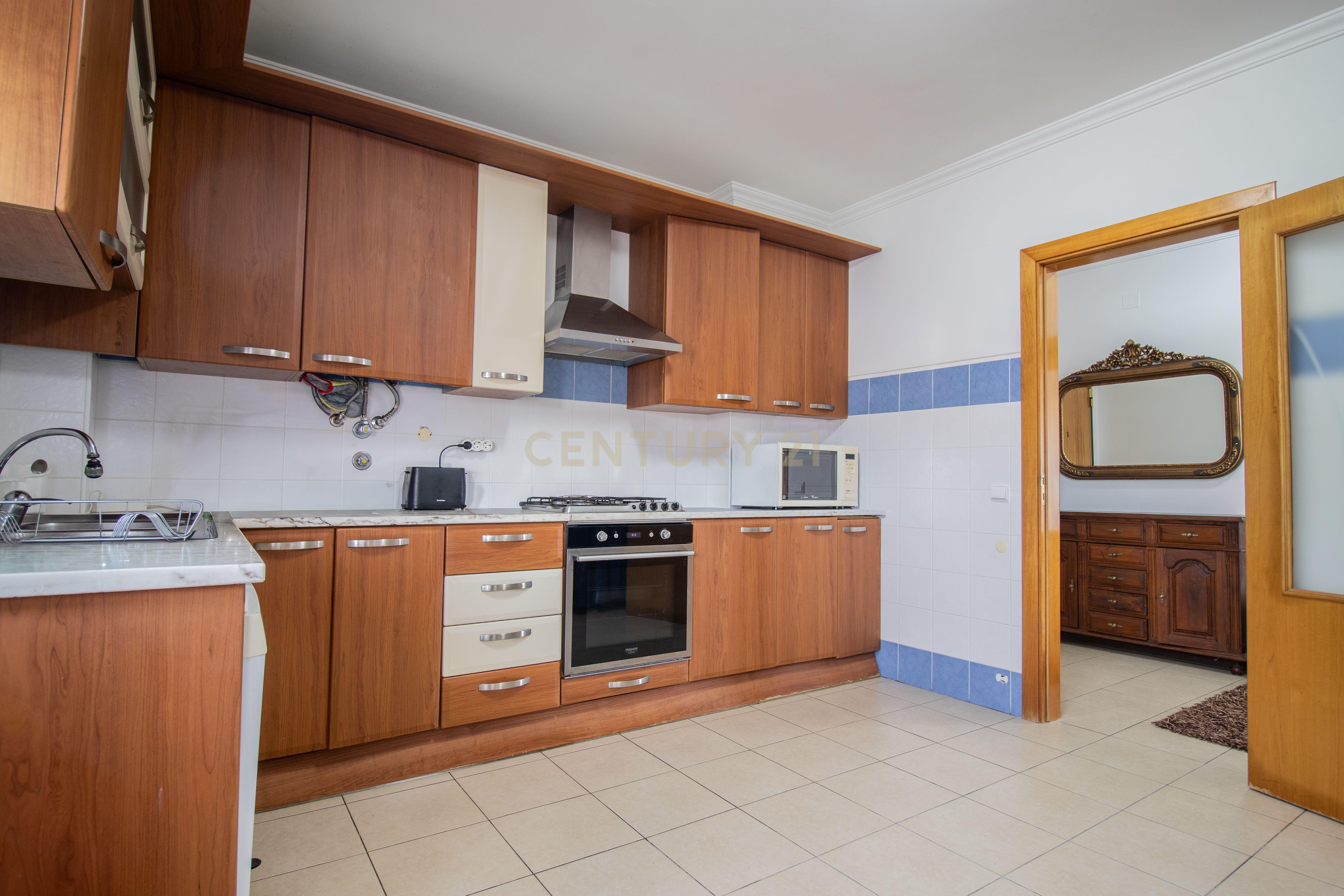 Fotografia 3 de T4 Duplex em Pataias com 181 m², garagem, arrumo e excelente luminosidade