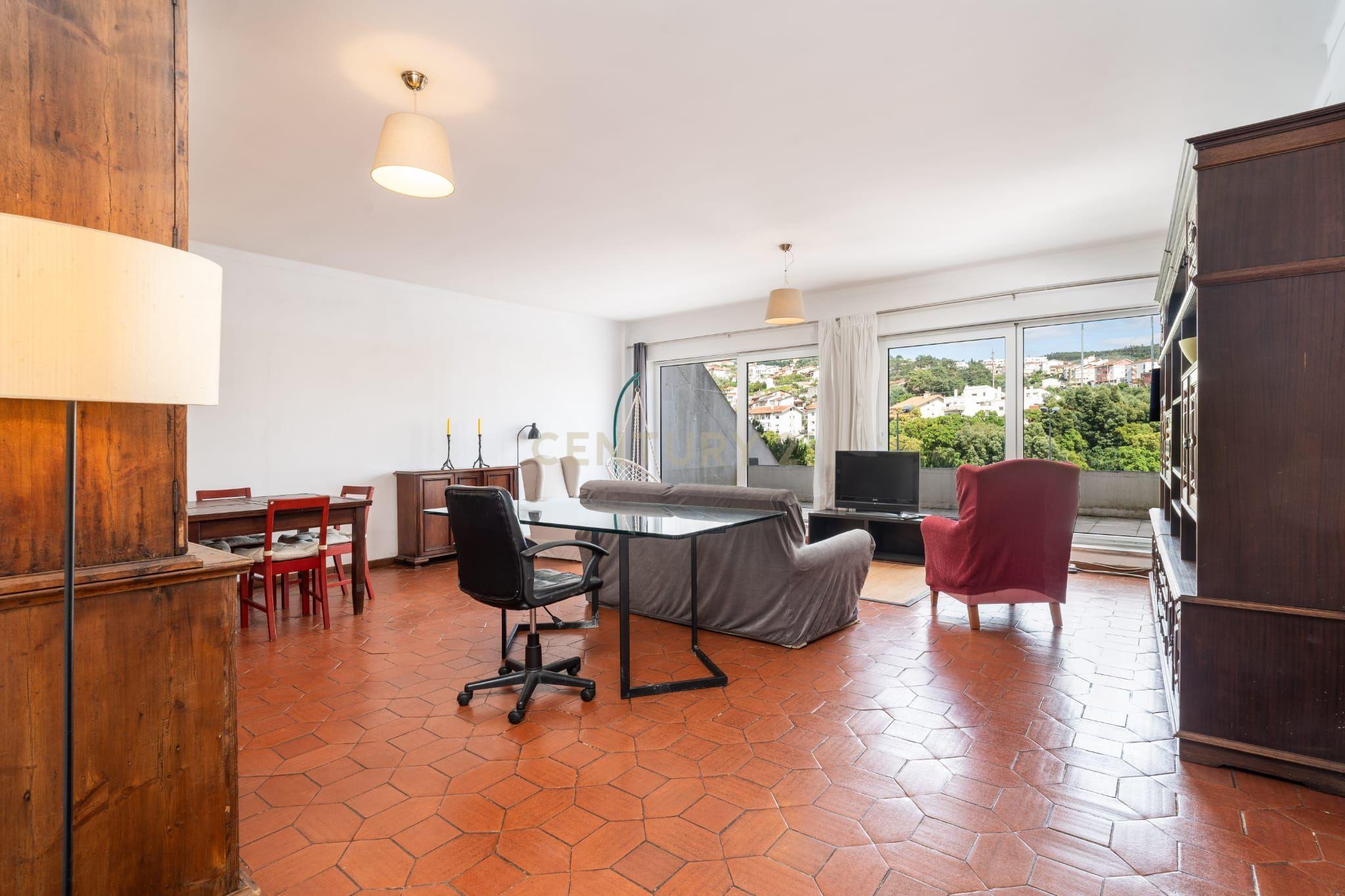 T3 Duplex com 2 Terraços, na Av. Elísio de Moura, em Coimbra - Image 2