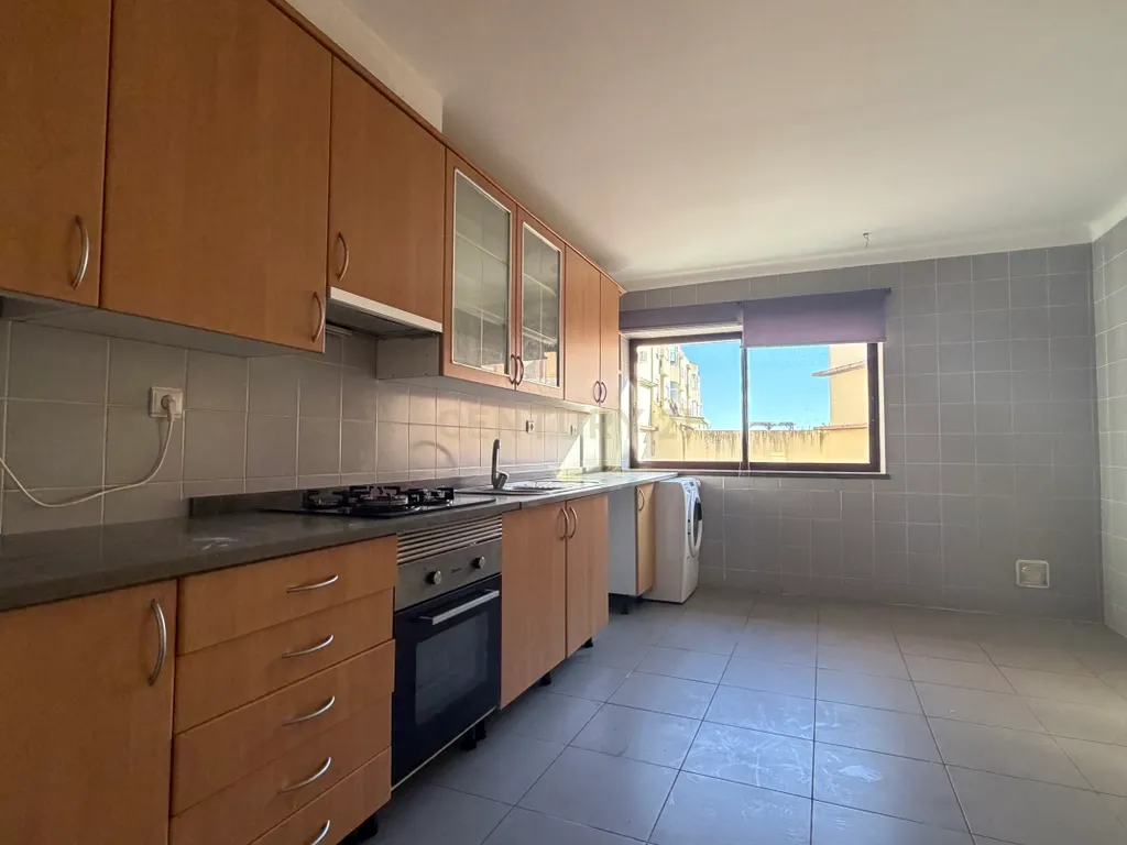 Apartamento T3 com Três Lugares de Estacionamento e Arrecadação, em Setúbal - Image 5
