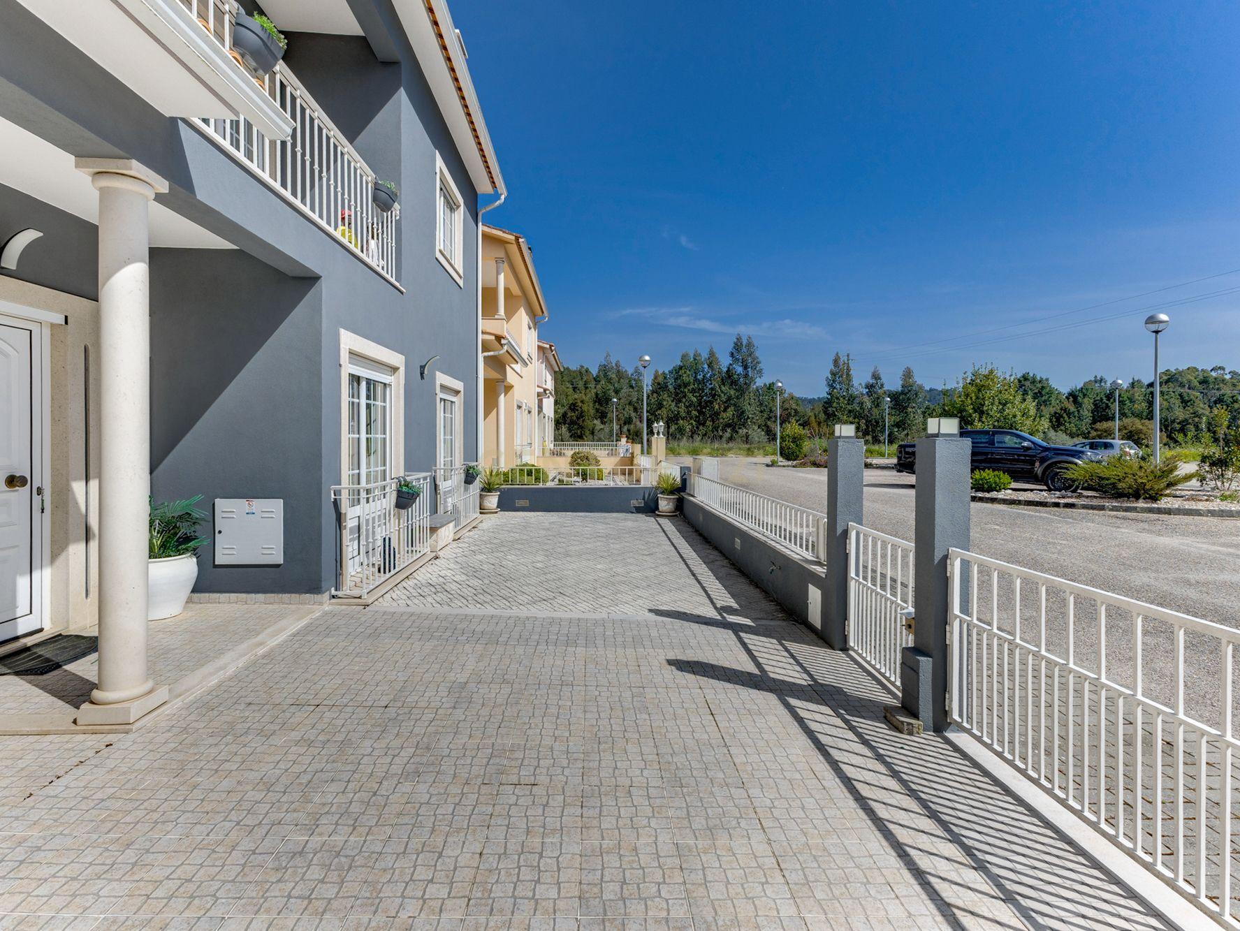 Casa Moderna em Vila de Rei com 4 Quartos e Segurança Avançada - Image 9
