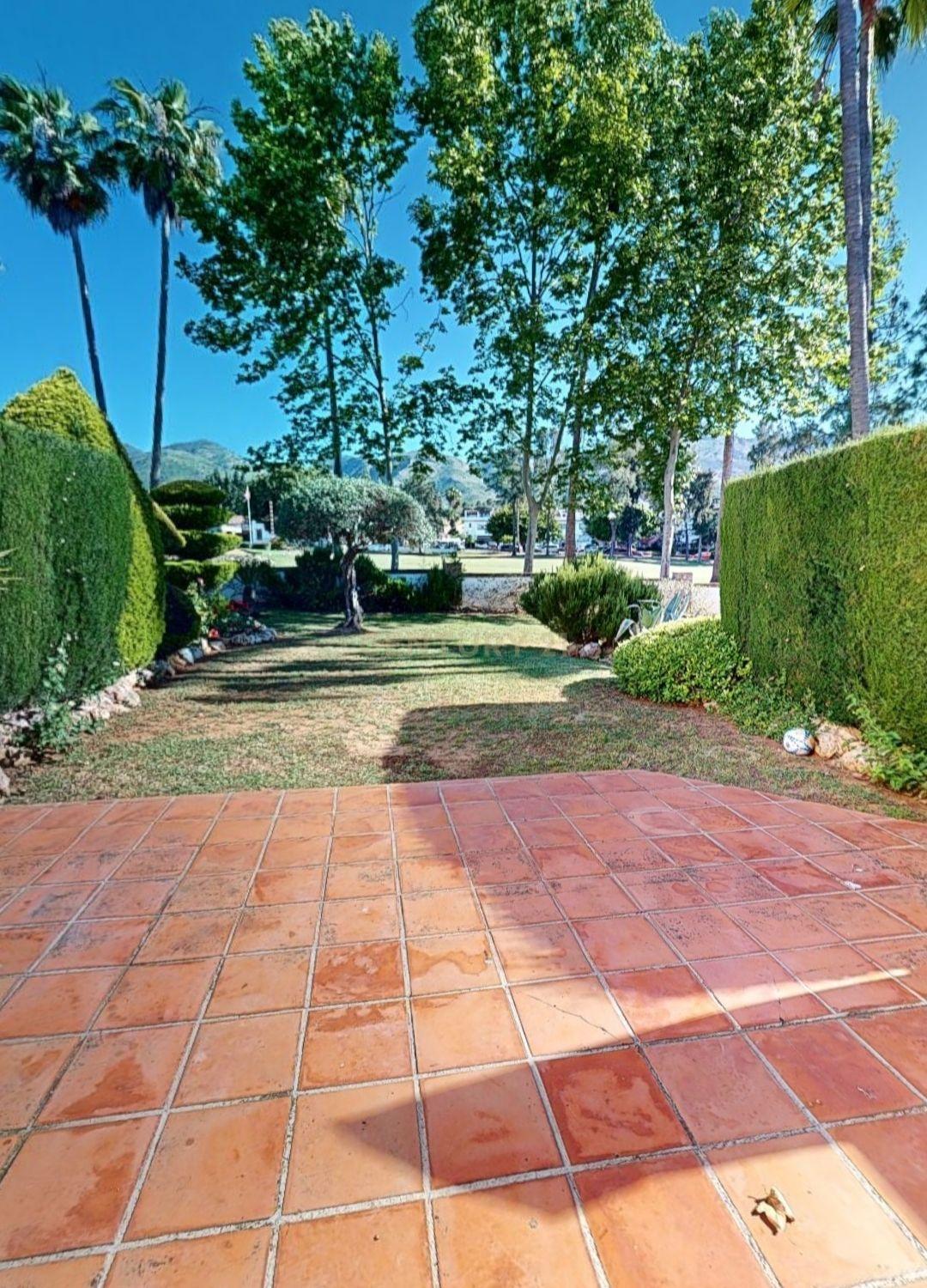 Casa Térrea em Málaga com Jardim e Piscina em Comunidade Fechada - Image 1