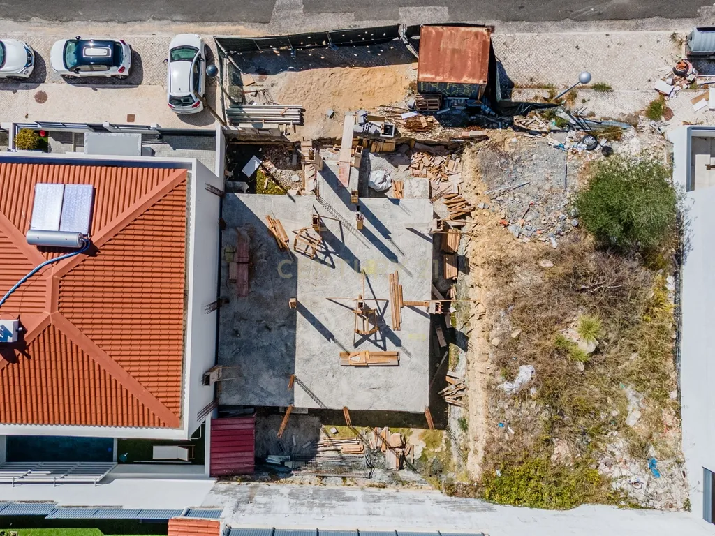 Moradia T3 em construção-Caneças/Odivelas. Vendida no estado em que se encontra. - Image 6
