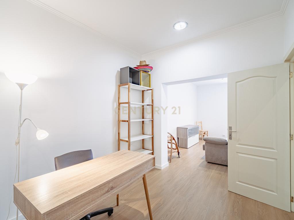 Apartamento T1+1 renovado e com espaço exterior, no Areeiro - Image 9