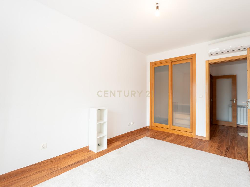 Apartamento de tipologia T3, com 2 varandas, 2 WC e box para 4 viaturas, situado no Jardim da Amoreira - Ramada em Odivelas. - Image 36