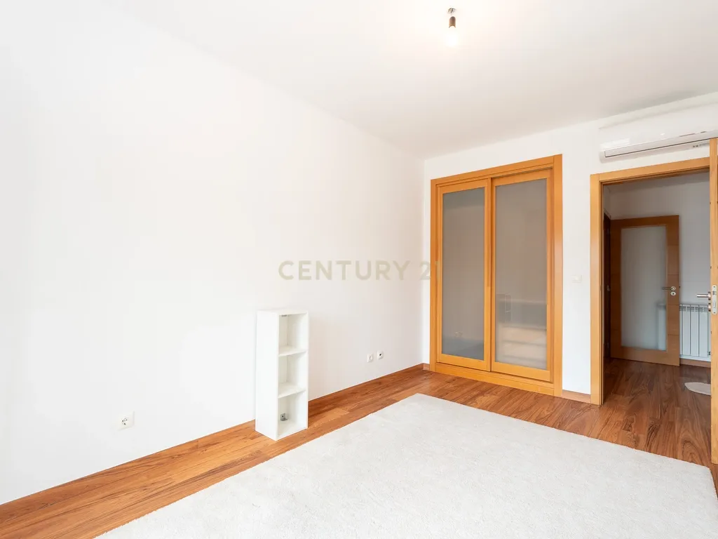 Apartamento de tipologia T3, com 2 varandas, 2 WC e box para 4 viaturas, situado no Jardim da Amoreira - Ramada em Odivelas. - Image 36
