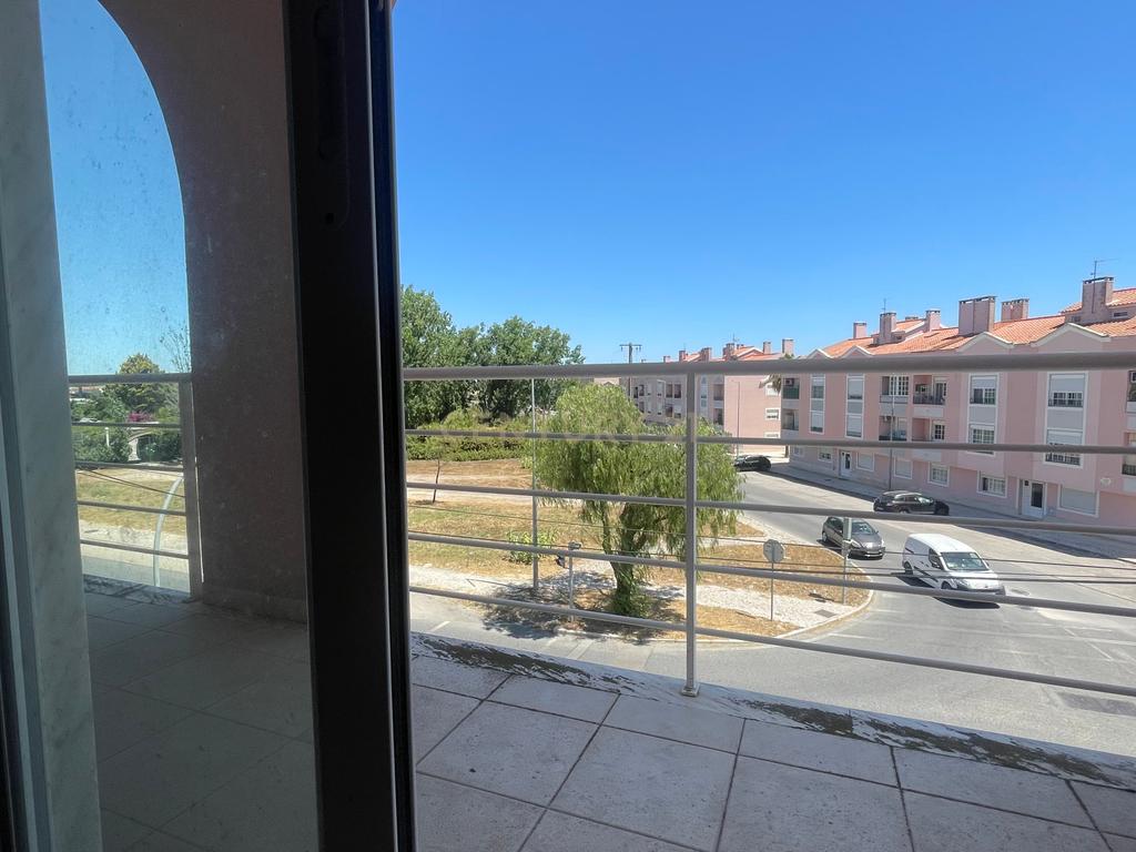 Apartamento T3, com Varanda, Arrecadação e 3 Lugares de estacionamento, no Pinhal Novo - Image 23
