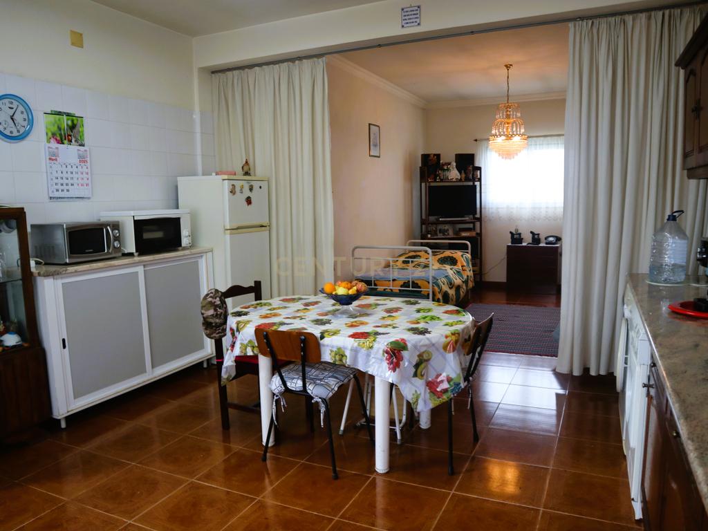 Moradia com Terreno para Venda – Carregueira (Chamusca) , Terreno: 2.120 m² | Moradia com potencial | Árvores de fruto | Água de poço - Image 6