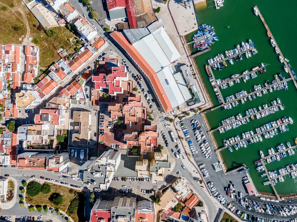 Apartamento T1 com Vista Rio Deslumbrante | AL | Terraço Comum | Estacionamento no Edifício | Como Novo - Image 27