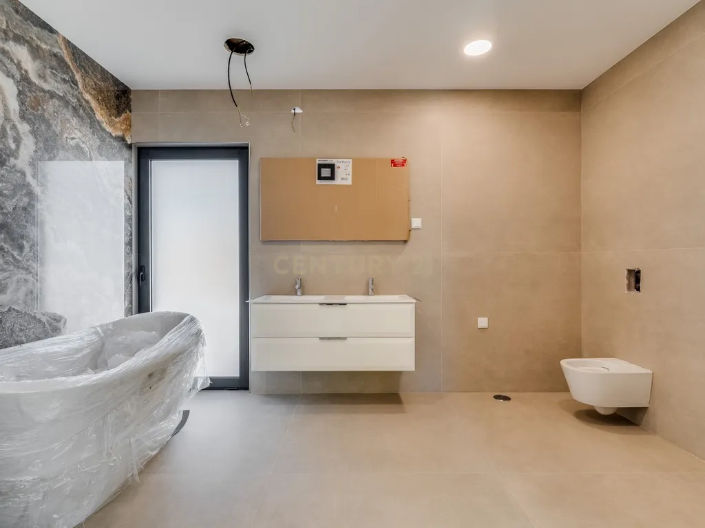 Moradia T4+1 de construção nova com piscina infinita | Caramujeira, Lagoa - Image 24