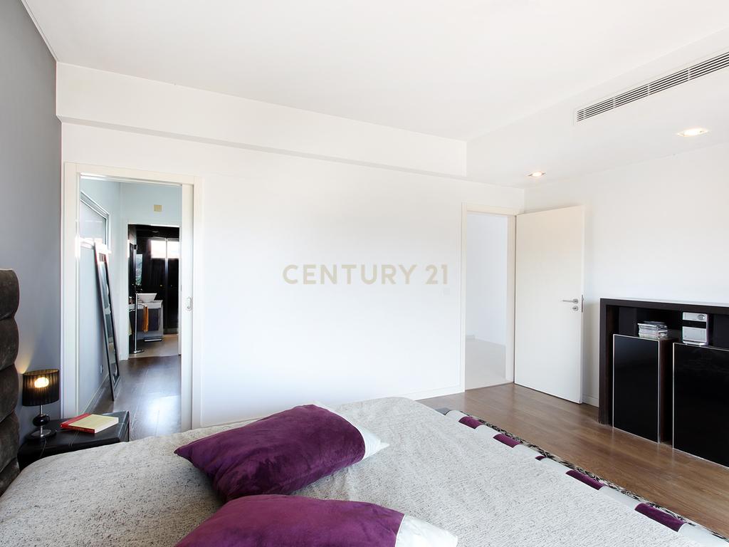 Moradia Isolada T4 Moderna com Piscina Privada, Jardim e Garagem Ampla na Pontinha - Image 29