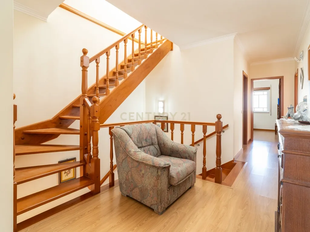 Moradia T4 com sótão versátil e excelentes acessos – uma oportunidade única - Image 19