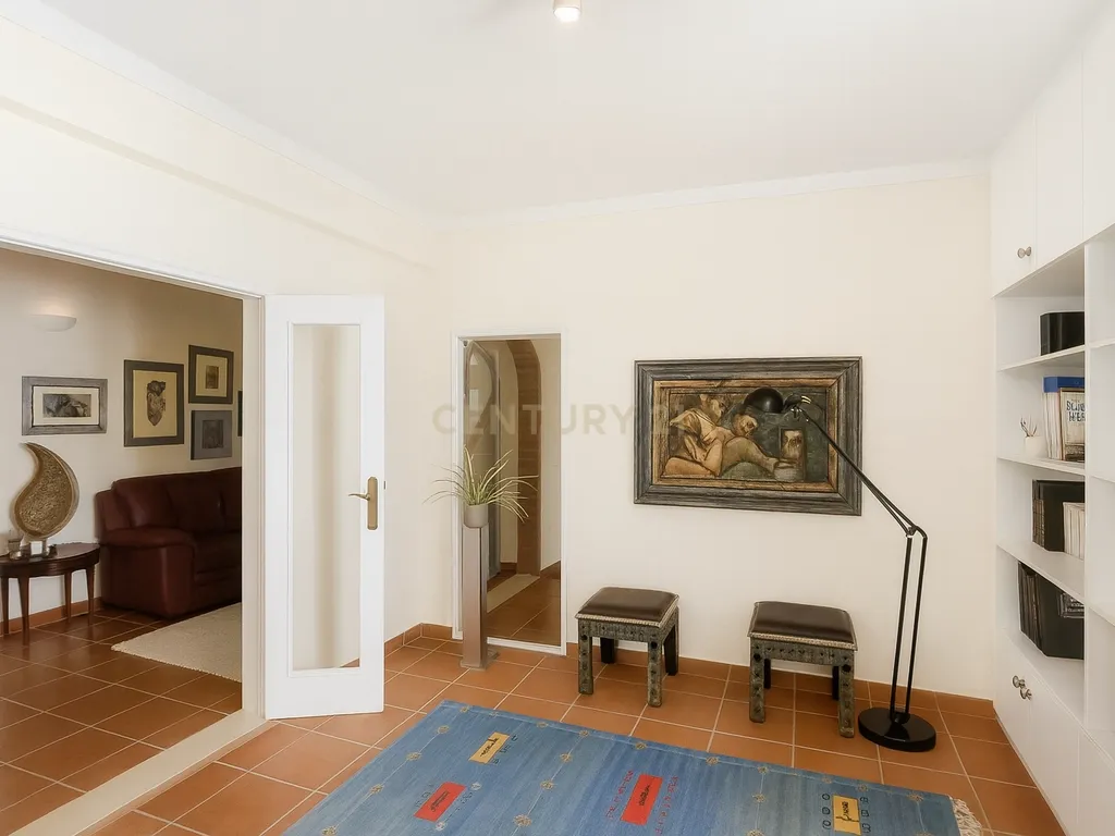 Oportunidade Única! Elegante Moradia + Apartamento T2 + Espaço + Funcionalidade = Qualidade de Vida. - Image 15