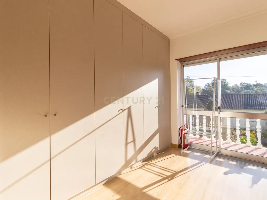 Moradia multifamiliar com rendimento imediato | 2.000 m² de terreno | A apenas 4,5 km de Fátima - Image 40