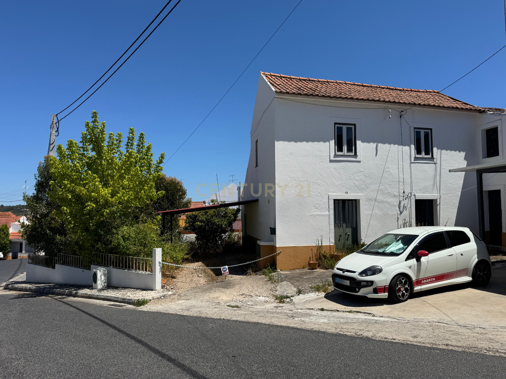 Moradia para remodelação em Tremês (Santarém) - Image 1