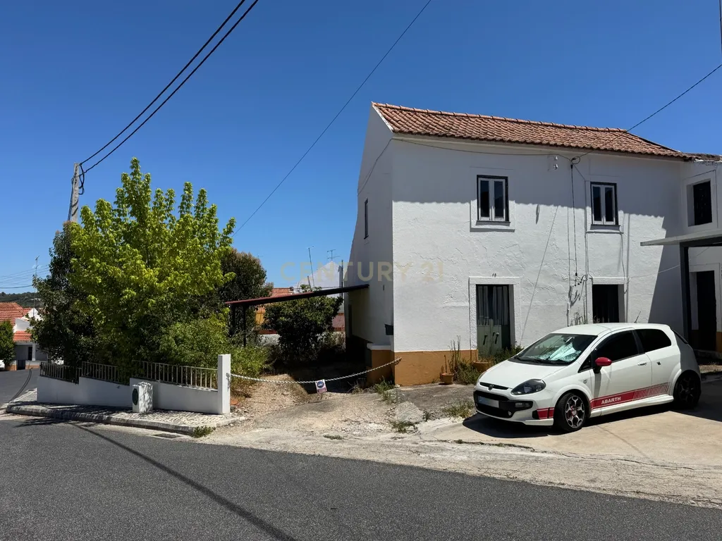 Moradia para remodelação em Tremês (Santarém) - Image 1
