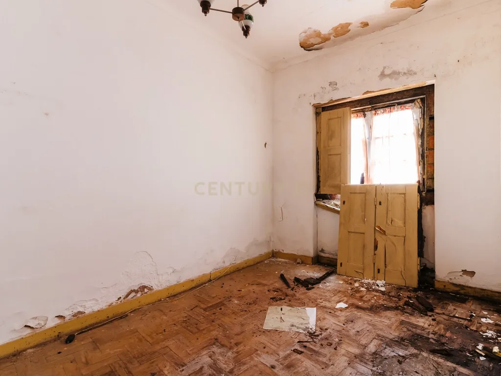 Prédio para remodelação no Entroncamento junto à estação de comboios - Image 9