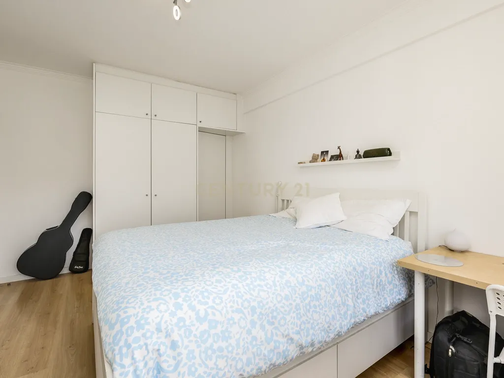 Apartamento T3 Remodelado em Massamá (Rua Miguel Torga) - Image 20