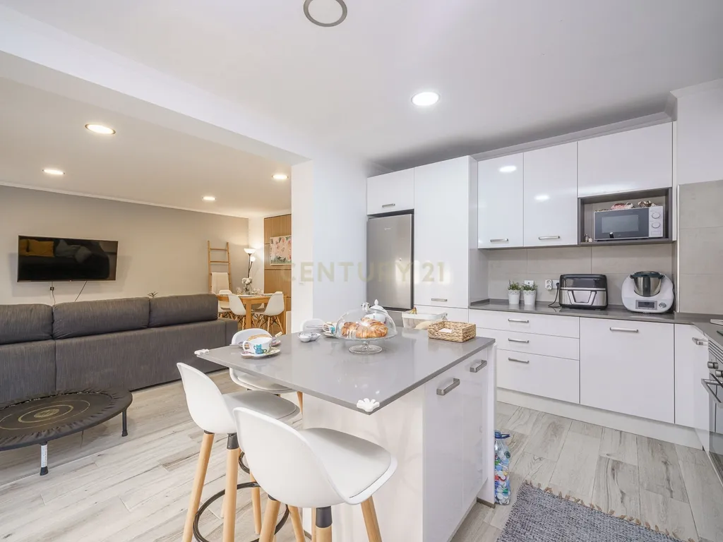 Apartamento T4 renovado | 175 m² | 3 varandas | Bairro do Liceu, Setúbal - Image 1