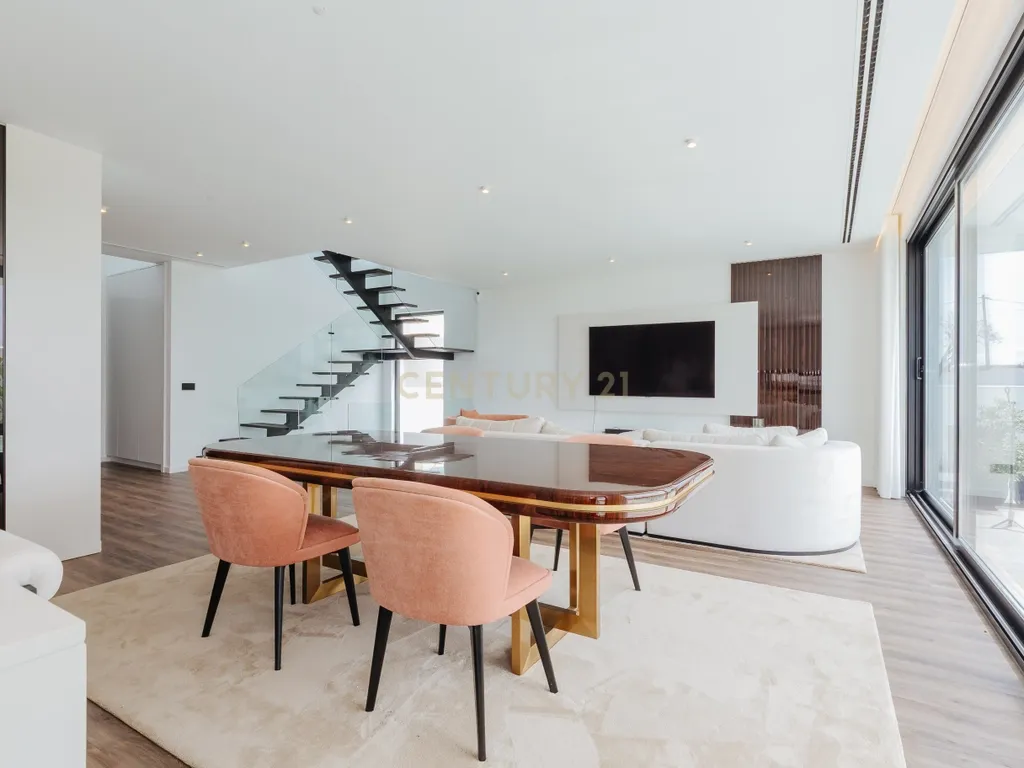 Moradia T4 com piscina e 3 suites | A escolha inteligente para viver com mais espaço a minutos de Lisboa - Image 7