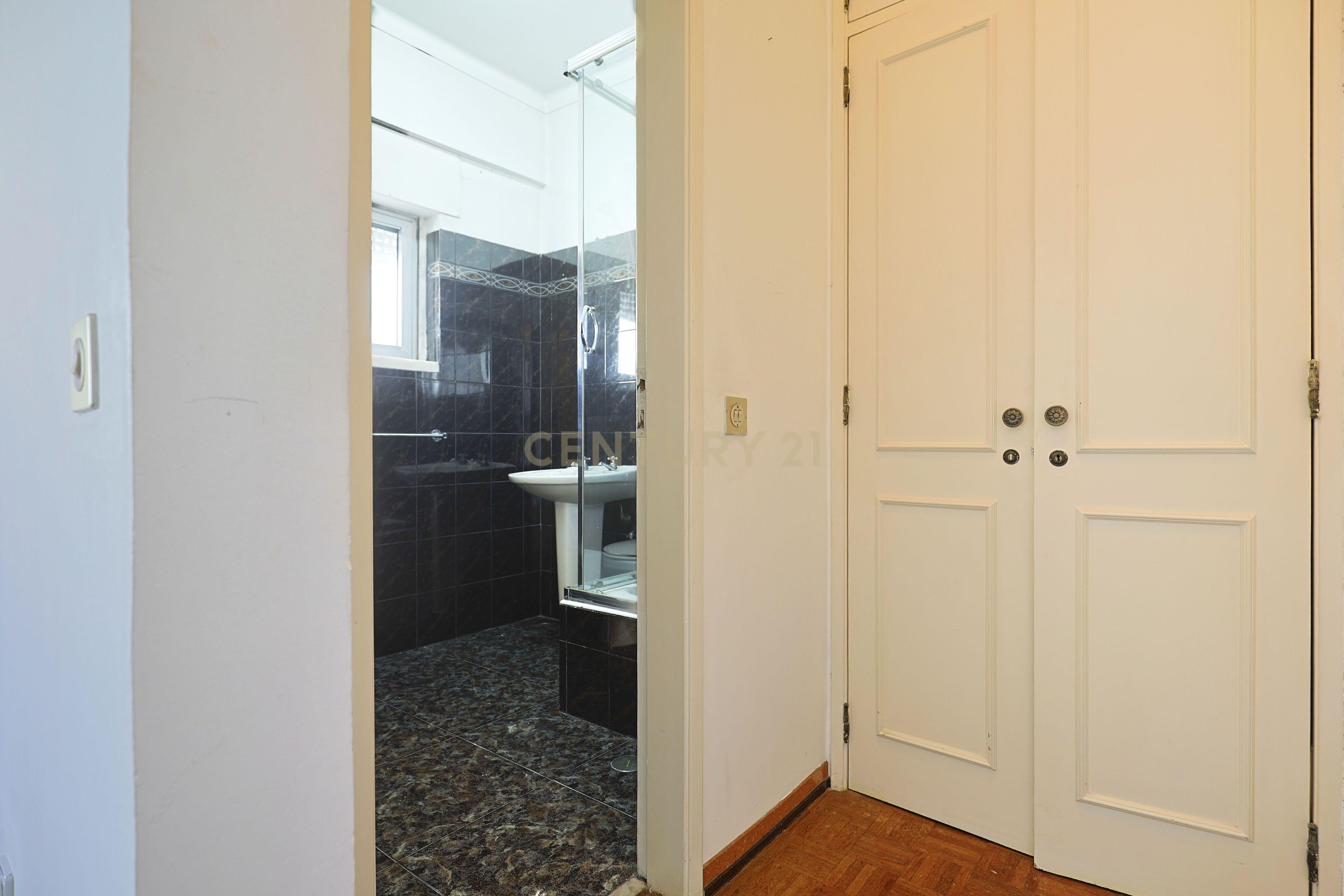Apartamento T3 com elevador e varanda em Vila Franca de Xira - Image 9