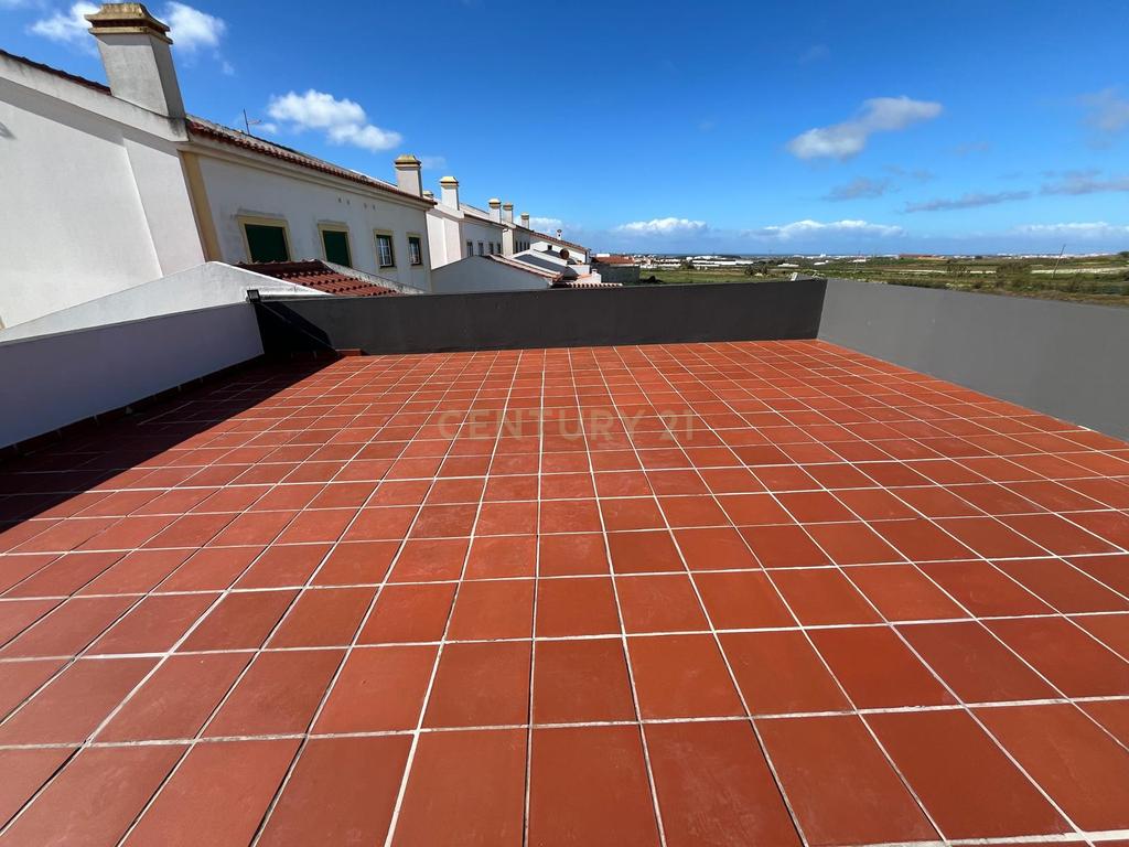 Moradia com quatro apartamentos independentes, três T2 e um T3 em Atouguia da Baleia. Ideal para famílias ou grupos, preparada para turismo ou para arrendamento de longa duração. - Image 59
