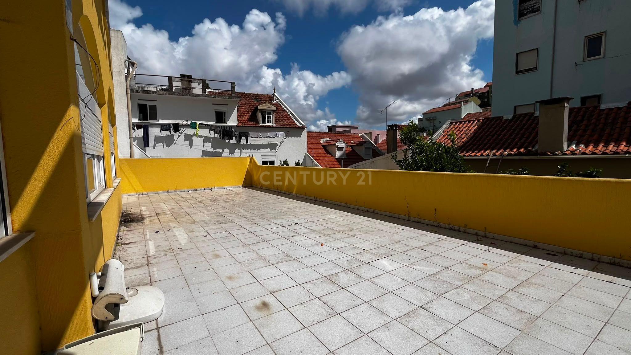 Fotografia 8 de T2 em Fase de Conversão com Logradouro e Garagem Box | Encosta do Sol – Amadora