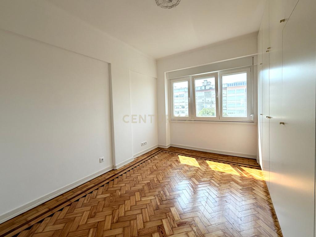 T3+1 Totalmente Remodelado para Arrendamento em Alvalade - Image 14