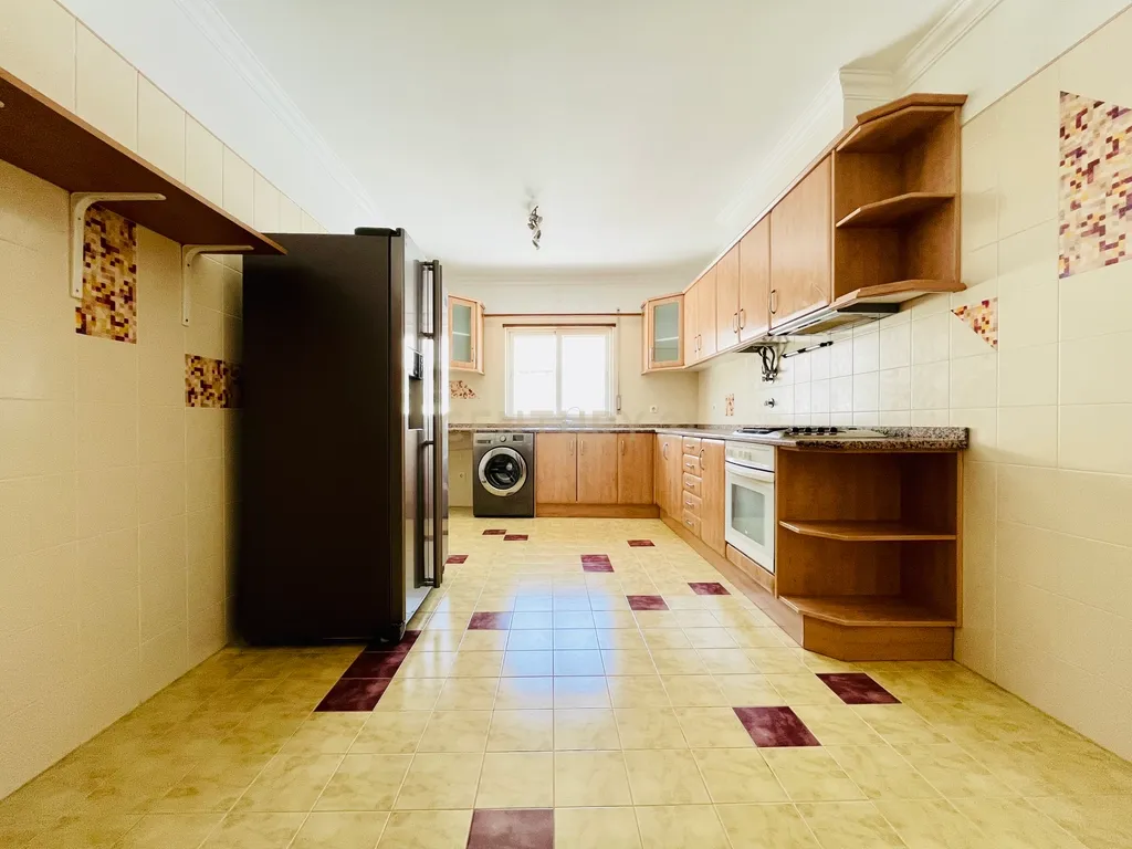 Apartamento T3 na Baixa de Olhão – Localização privilegiada junto à Praça da Floripes e Mercados Municipais - Image 11
