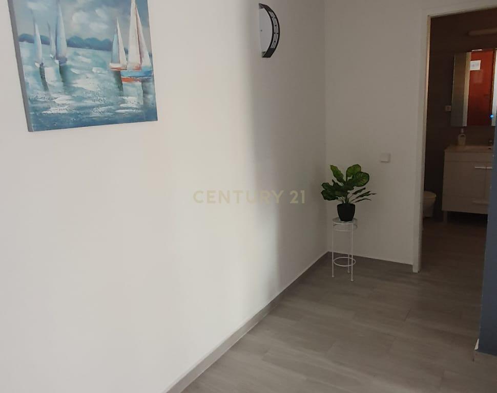 NÃO PERCA ESTA GRANDE OPORTUNIDADE! FANTÁSTICO APARTAMENTO T1 ESPAÇOSO TOTALMENTE REMODELADO EM CONDOMINIO FECHADO COM AMPLA VARANDA, PISCINA, RECEPÇÃO E SEGURANÇA 24H A PASSOS DA PRAIA! - Image 6