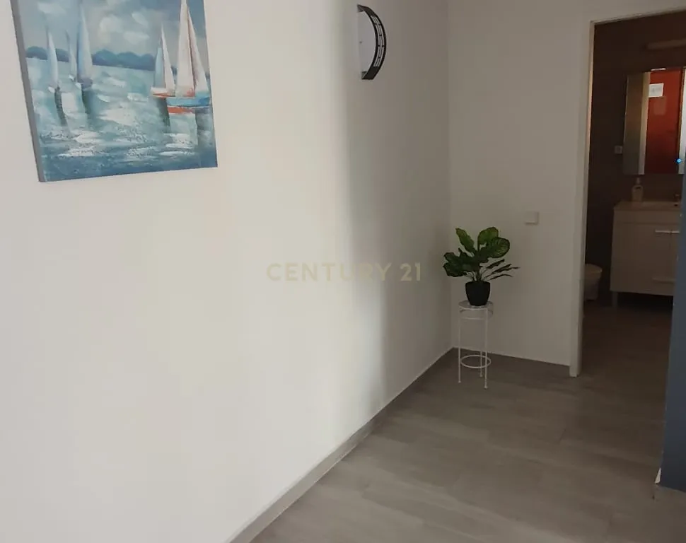 NÃO PERCA ESTA GRANDE OPORTUNIDADE! FANTÁSTICO APARTAMENTO T1 ESPAÇOSO TOTALMENTE REMODELADO EM CONDOMINIO FECHADO COM AMPLA VARANDA, PISCINA, RECEPÇÃO E SEGURANÇA 24H A PASSOS DA PRAIA! - Image 6