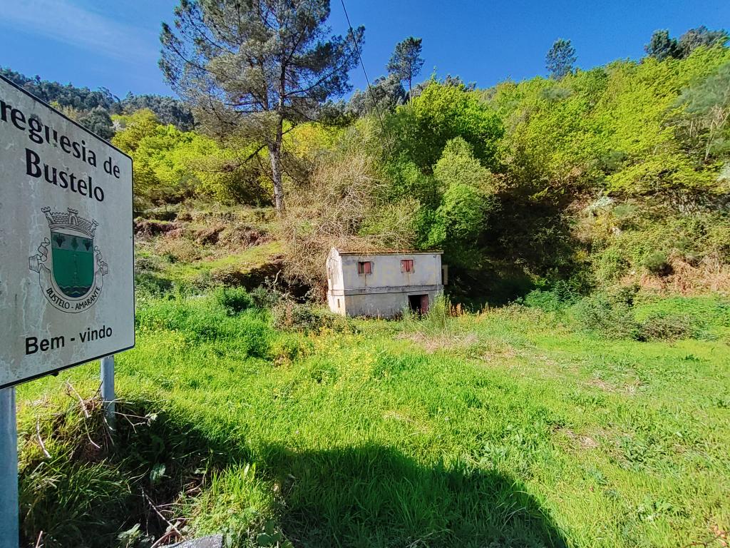 Quinta com moradia em Gondar, perto da Amarante, Porto à face da estrada com muito terreno e água - Image 7