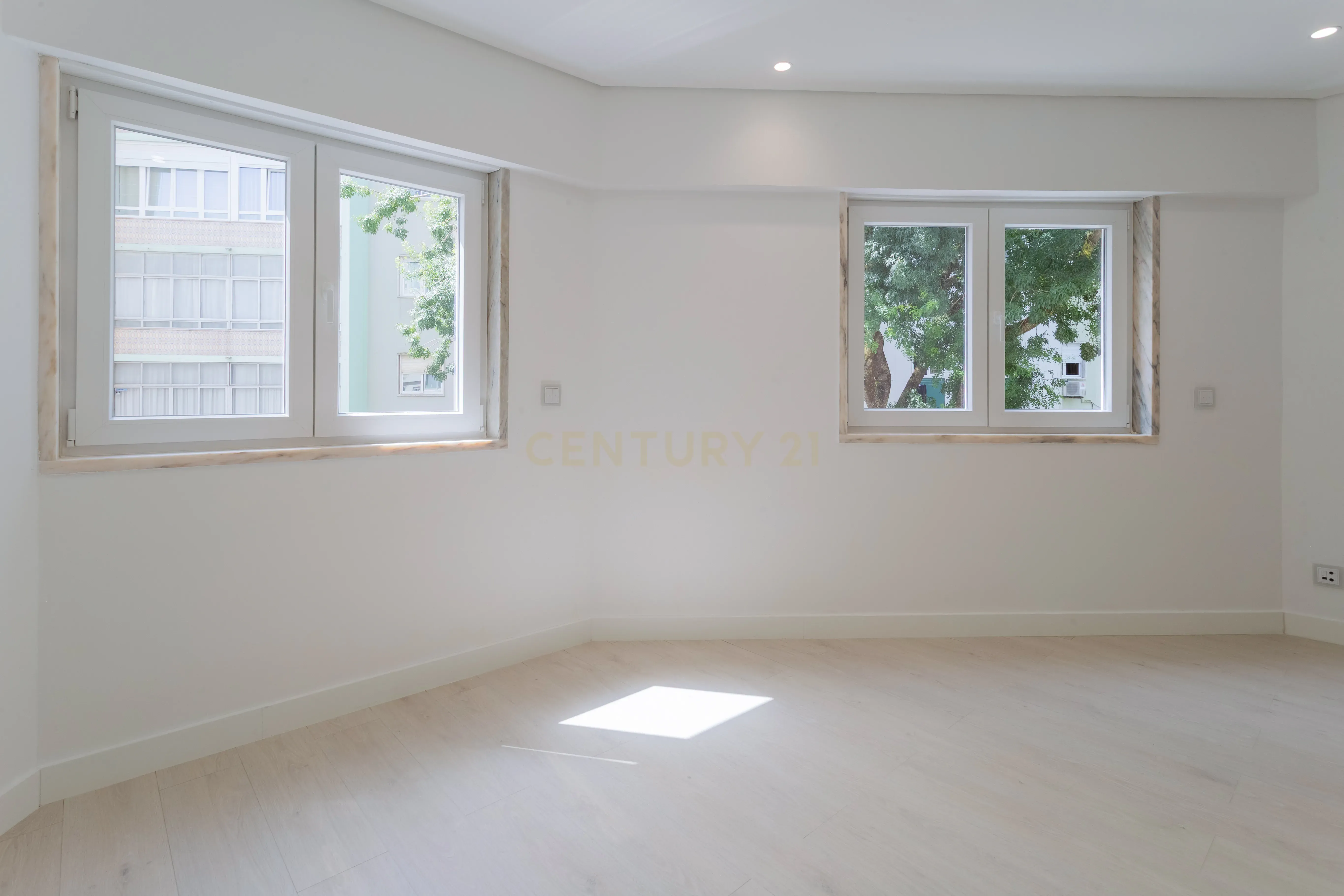 Fotografia 12 de T2 Renovado na Buraca | Modernidade, Conforto e Excelente Localização