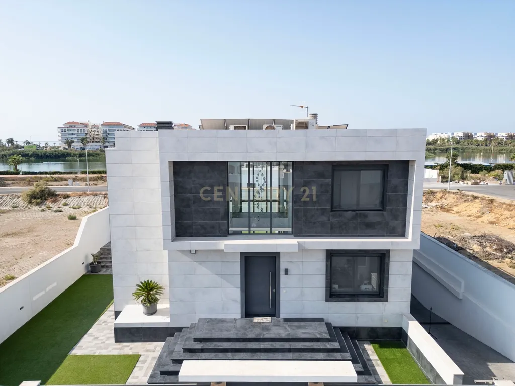 Luxuosa Moradia T4 com Vista Mar e Piscina em Almería - Image 58