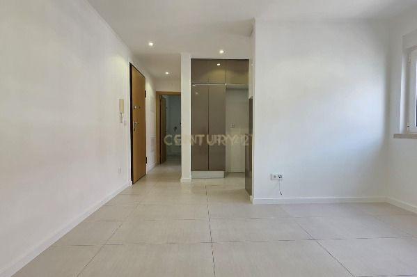 Fotografia 11 de Apartamento T1 Remodelado no Centro da Amadora