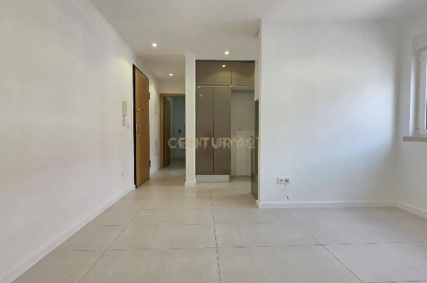 Apartamento T1 Remodelado no Centro da Amadora - Image 11