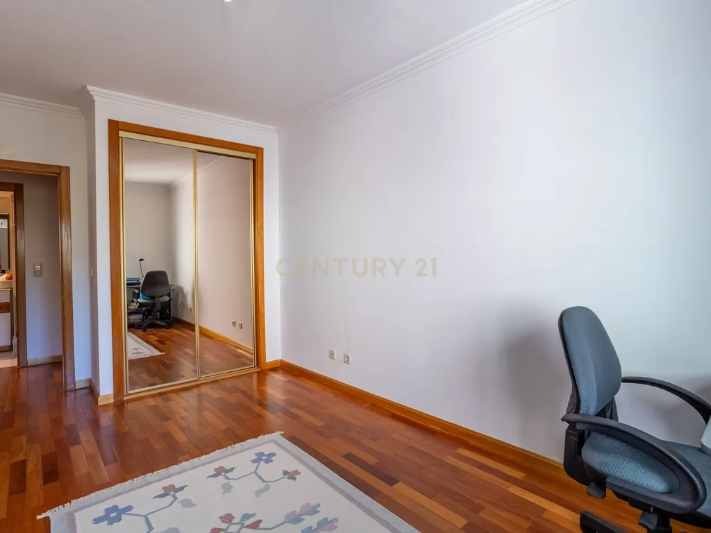 Apartamento T3 em Prior Velho com garagem - Image 18