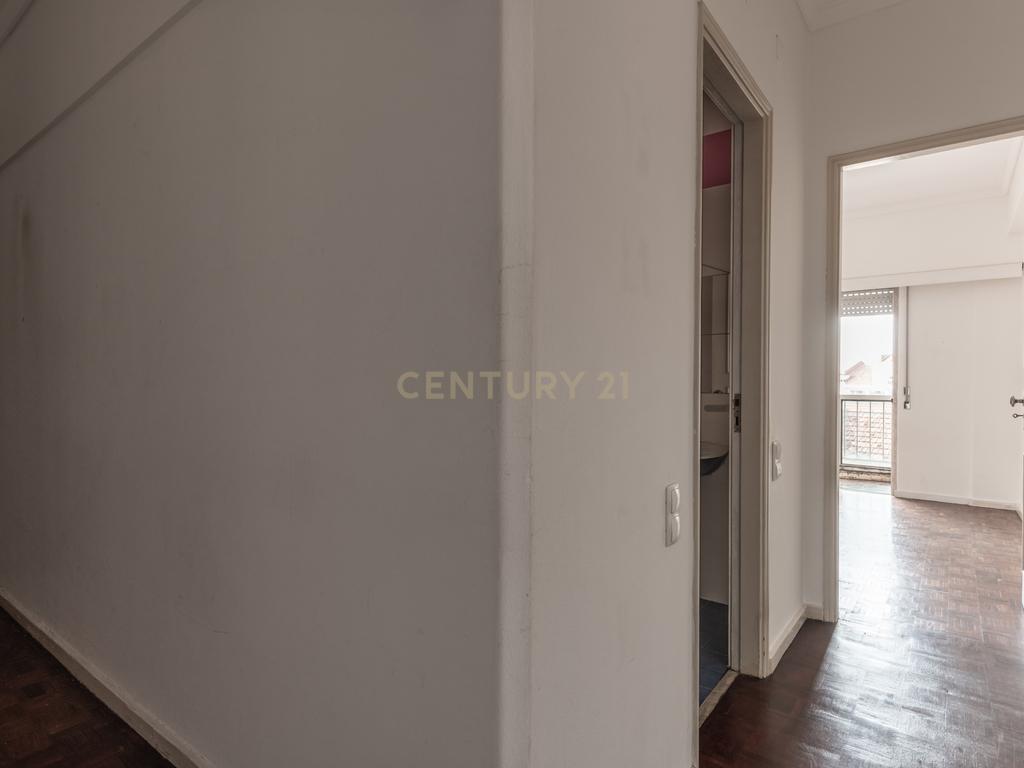 Centro de Lisboa - Crie o Seu Lar neste T1 com Charme e Versatilidade - Image 16