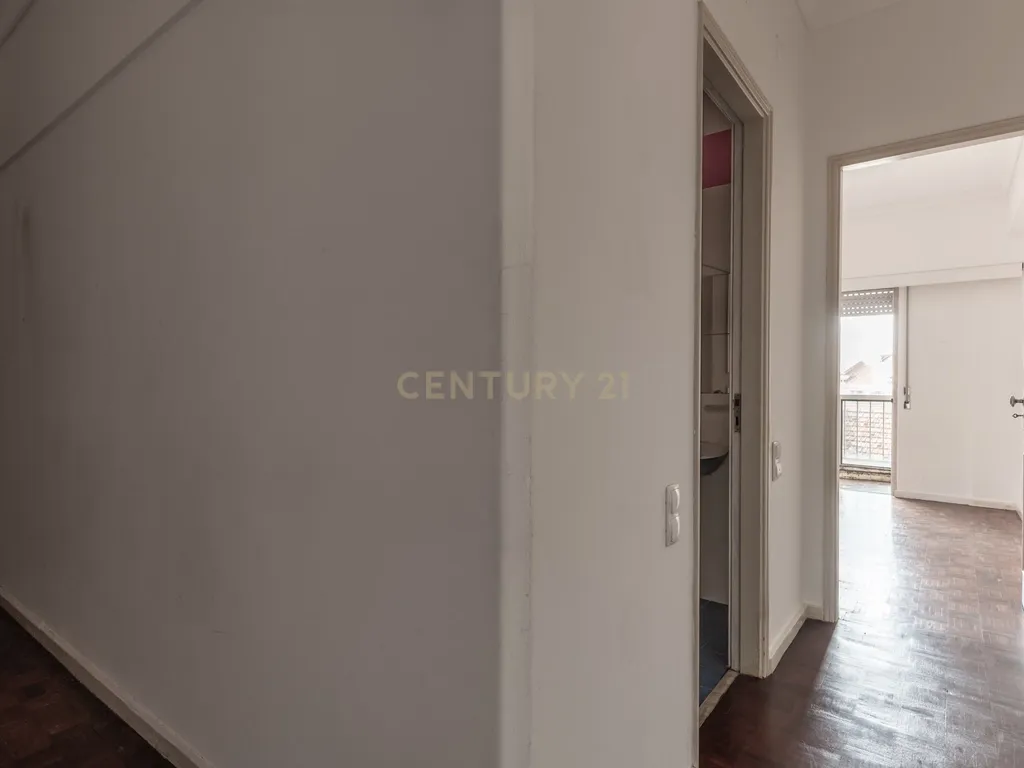 Centro de Lisboa - Crie o Seu Lar neste T1 com Charme e Versatilidade - Image 16
