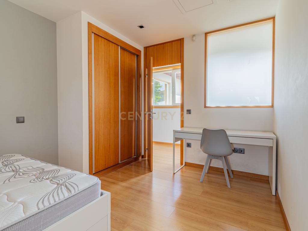 T5 com 3 Suites e Terreno com Rio | Natureza, Espaço e Conforto - Image 48