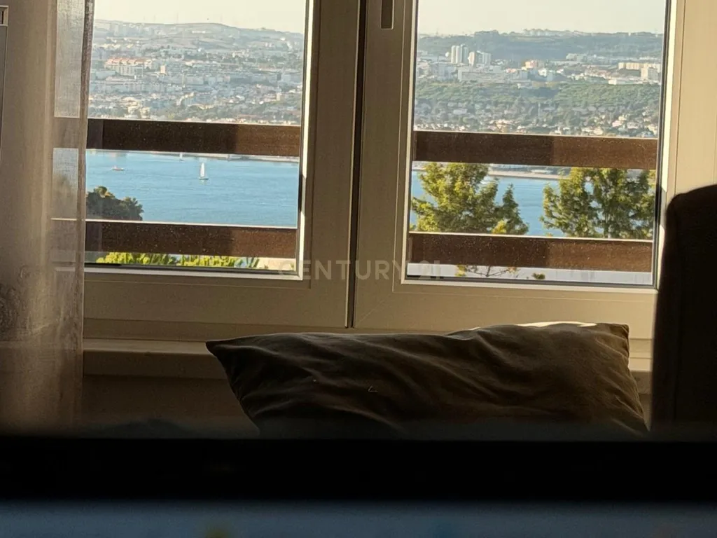 Apartamento T2 com Vista Fantástica sobre o Rio Tejo, Estacionamento e Arrecadação – Caparica, Almada - Image 8