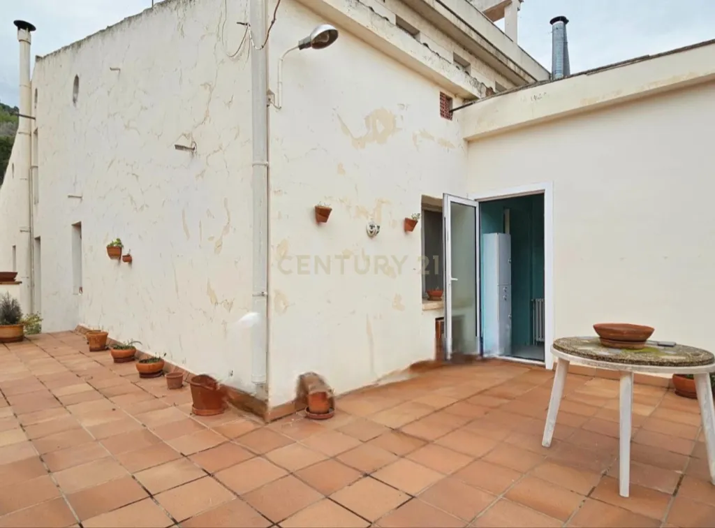 GRANDE CASA À VENDA NO CENTRO DA VILA DE CERVELLÓ, A APENAS 15 KM DE BARCELONA E DO AEROPORTO EL PRAT - IDEAL PARA VÁRIAS FAMÍLIAS OU COMO MASIA SEM JARDIM - Image 5